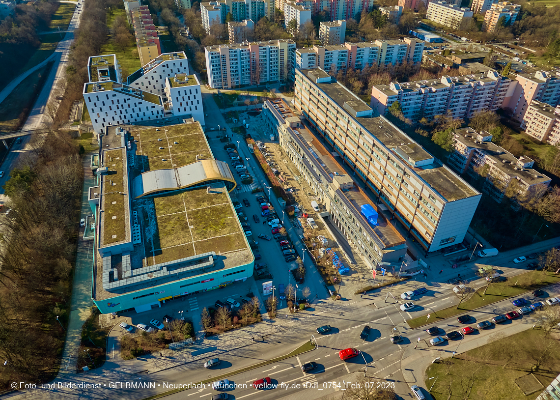 07.02.2023 - Luftbilder von der Montessori Schule im Plettzentrum Neuperlach